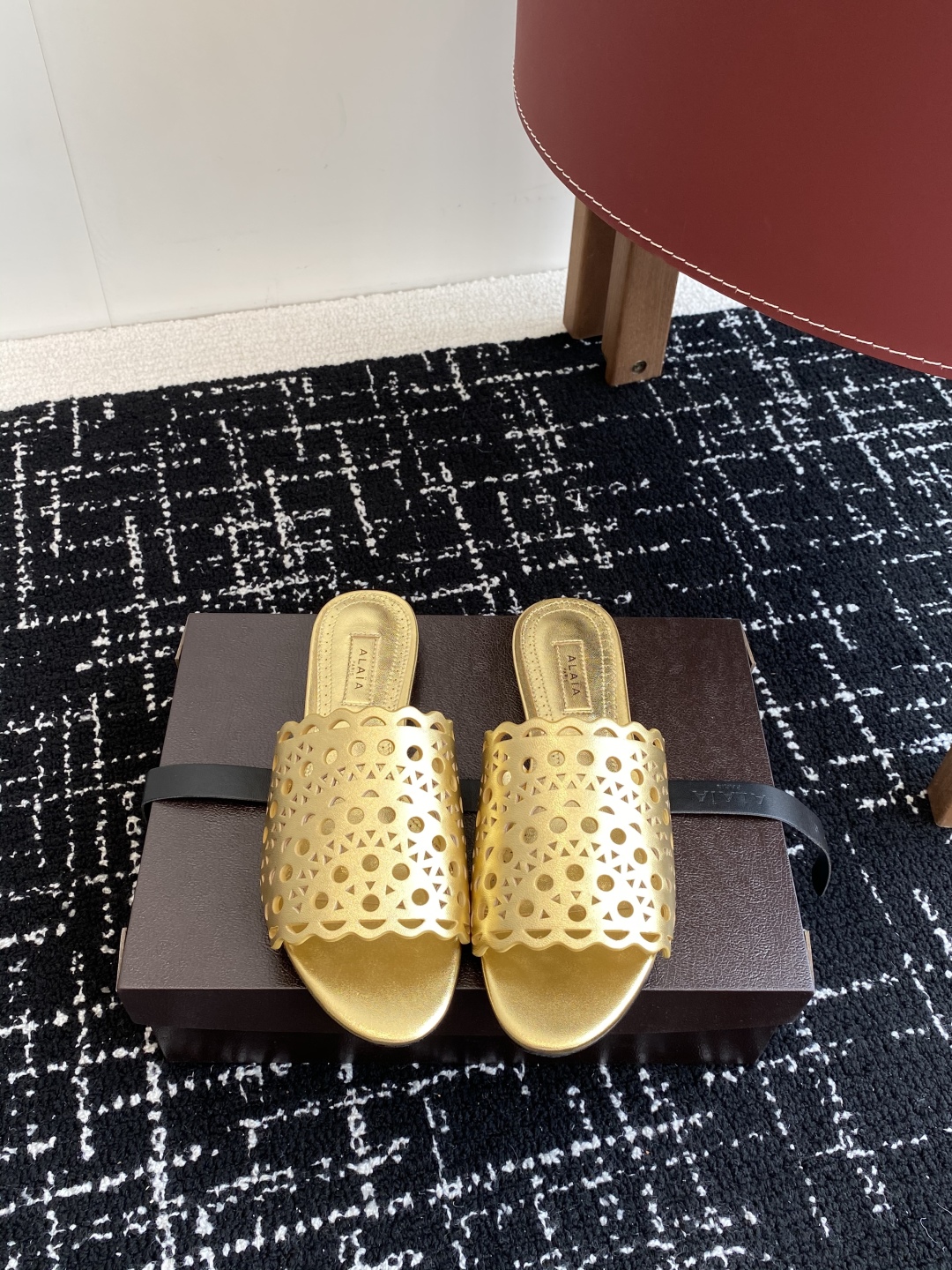 代购级
Alaia 阿莱雅 小众潮牌 25ss春夏新款 冲孔 雕花 平底 拖鞋

这品牌这不用多说，是近