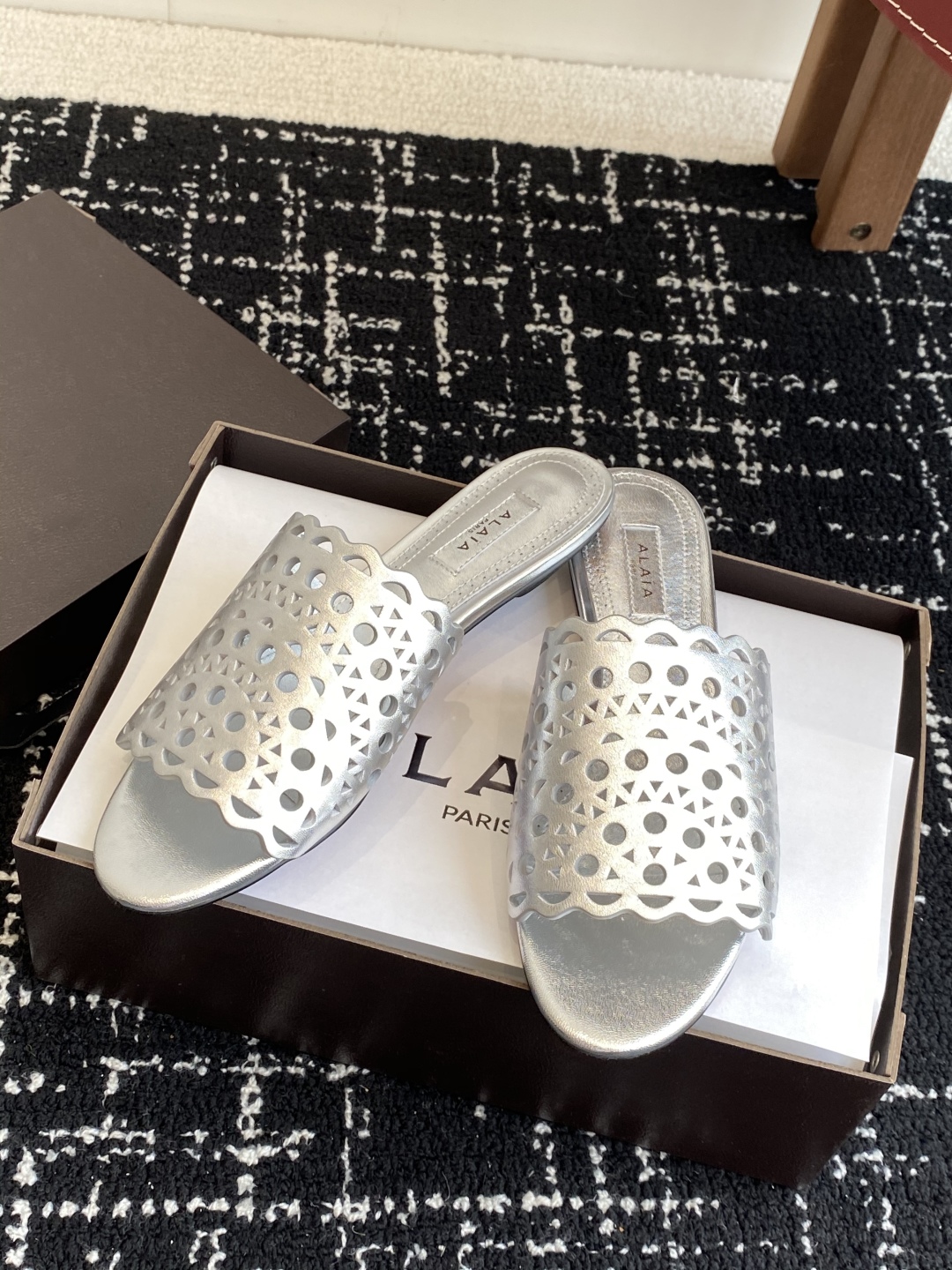 代购级
Alaia 阿莱雅 小众潮牌 25ss春夏新款 冲孔 雕花 平底 拖鞋

这品牌这不用多说，是近
