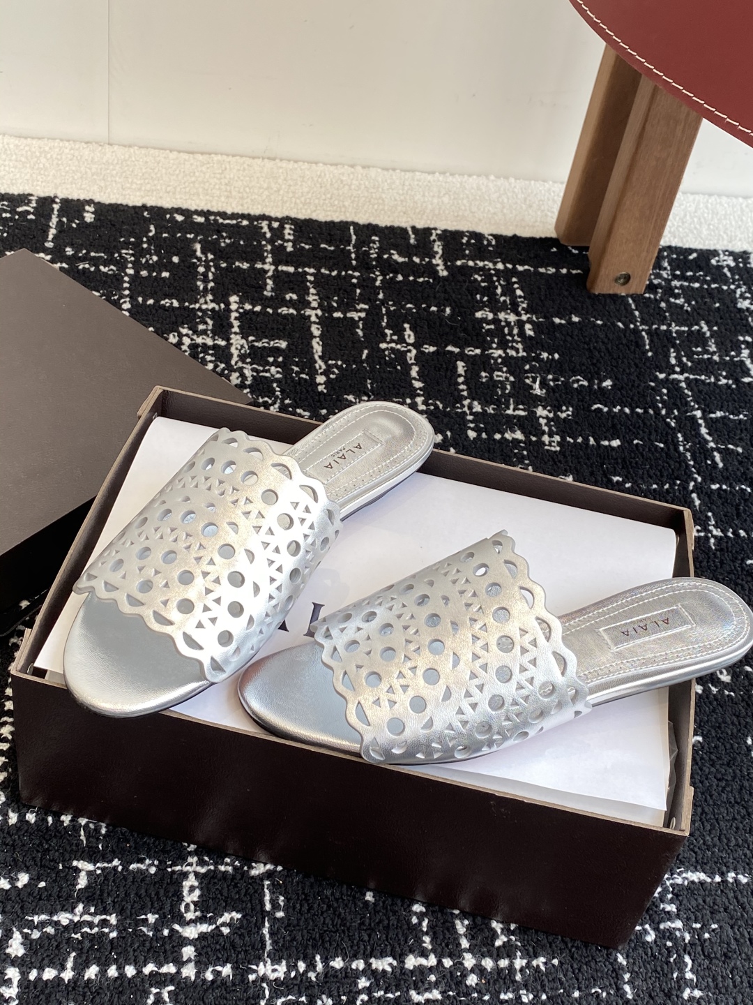 代购级
Alaia 阿莱雅 小众潮牌 25ss春夏新款 冲孔 雕花 平底 拖鞋

这品牌这不用多说，是近