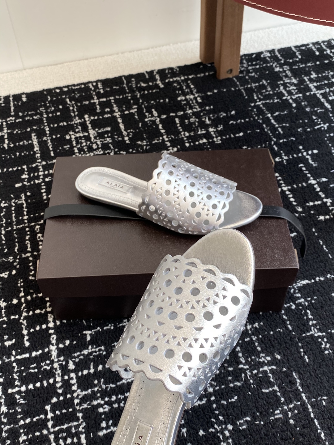 代购级
Alaia 阿莱雅 小众潮牌 25ss春夏新款 冲孔 雕花 平底 拖鞋

这品牌这不用多说，是近