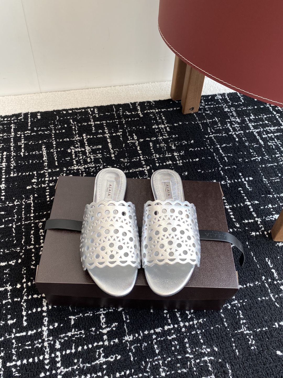 代购级
Alaia 阿莱雅 小众潮牌 25ss春夏新款 冲孔 雕花 平底 拖鞋

这品牌这不用多说，是近