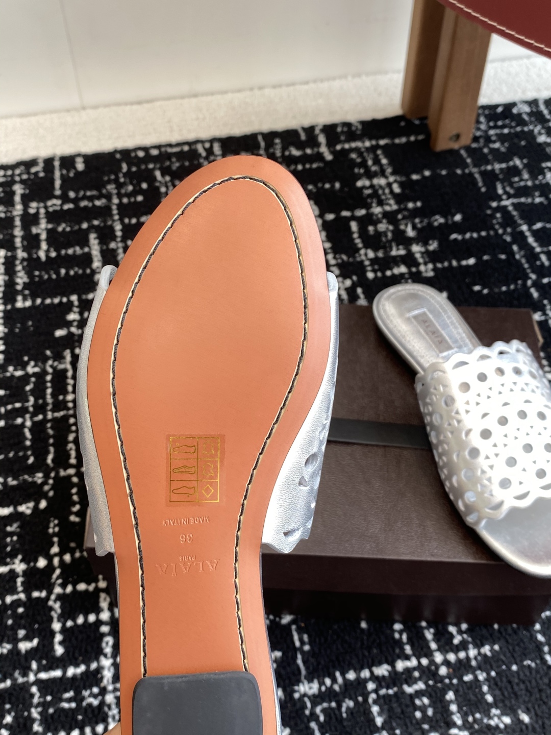 代购级
Alaia 阿莱雅 小众潮牌 25ss春夏新款 冲孔 雕花 平底 拖鞋

这品牌这不用多说，是近