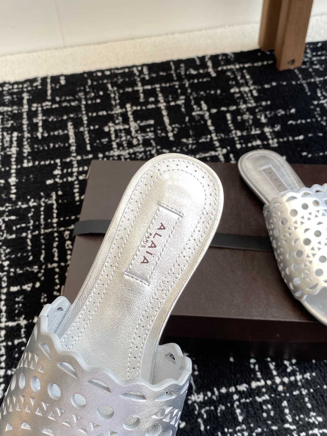 代购级
Alaia 阿莱雅 小众潮牌 25ss春夏新款 冲孔 雕花 平底 拖鞋

这品牌这不用多说，是近