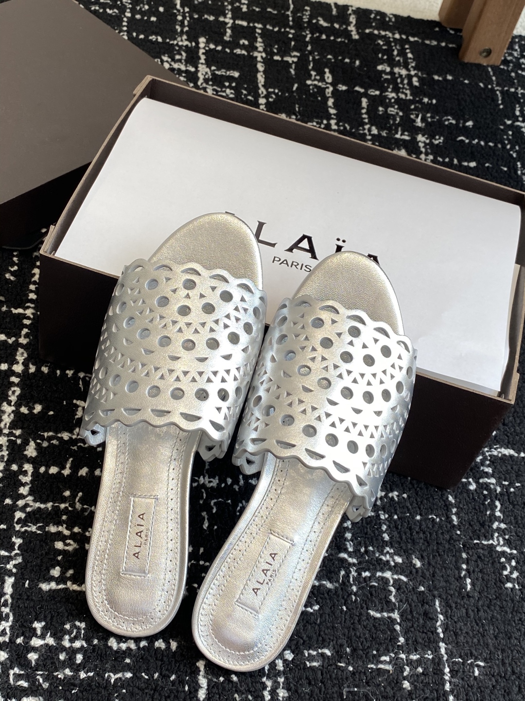 代购级
Alaia 阿莱雅 小众潮牌 25ss春夏新款 冲孔 雕花 平底 拖鞋

这品牌这不用多说，是近