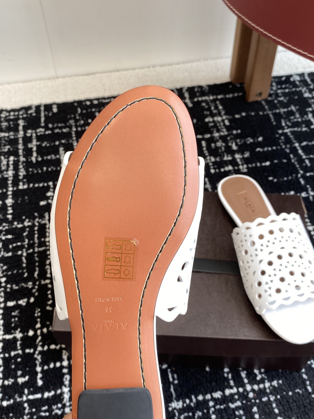 代购级
Alaia 阿莱雅 小众潮牌 25ss春夏新款 冲孔 雕花 平底 拖鞋

这品牌这不用多说，是近
