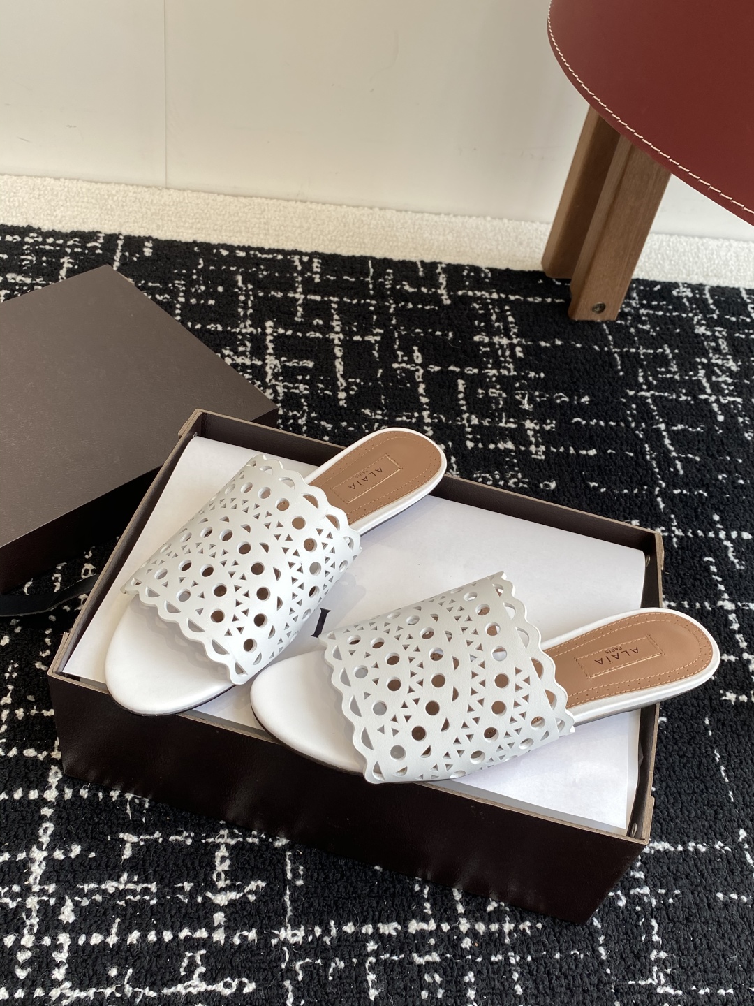 代购级
Alaia 阿莱雅 小众潮牌 25ss春夏新款 冲孔 雕花 平底 拖鞋

这品牌这不用多说，是近