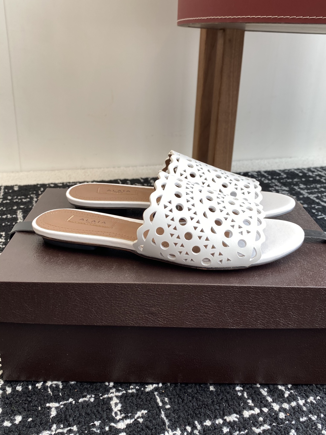 代购级
Alaia 阿莱雅 小众潮牌 25ss春夏新款 冲孔 雕花 平底 拖鞋

这品牌这不用多说，是近