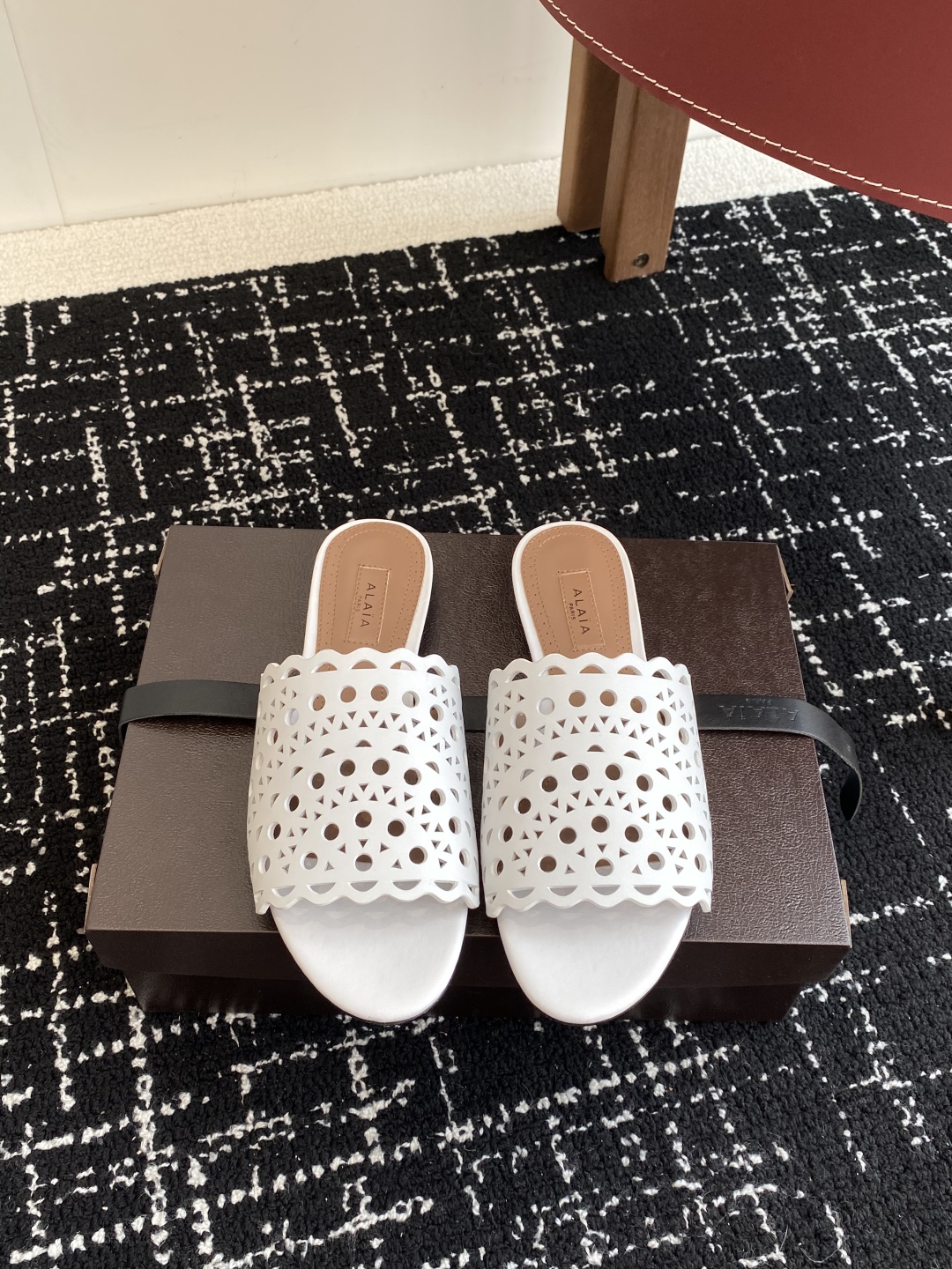 代购级
Alaia 阿莱雅 小众潮牌 25ss春夏新款 冲孔 雕花 平底 拖鞋

这品牌这不用多说，是近