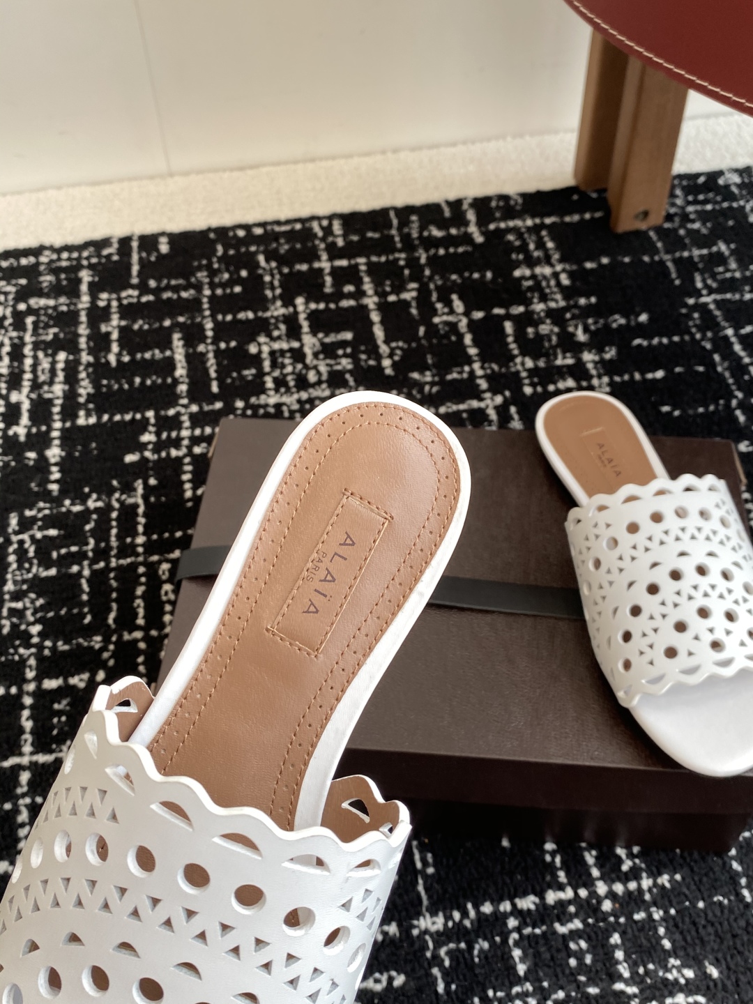 代购级
Alaia 阿莱雅 小众潮牌 25ss春夏新款 冲孔 雕花 平底 拖鞋

这品牌这不用多说，是近