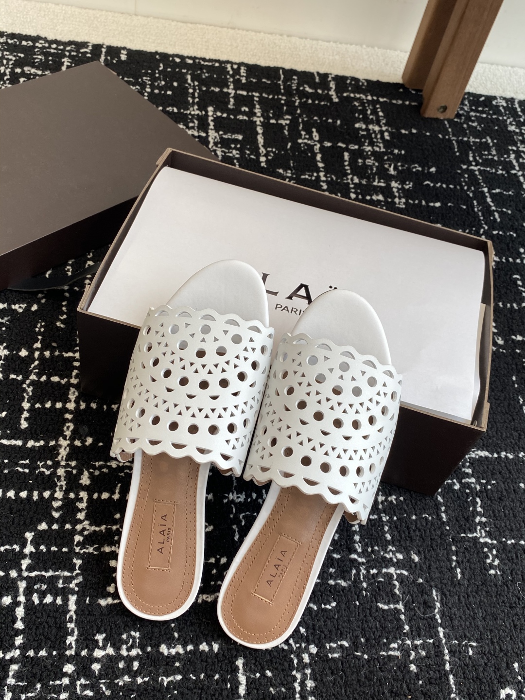 代购级
Alaia 阿莱雅 小众潮牌 25ss春夏新款 冲孔 雕花 平底 拖鞋

这品牌这不用多说，是近