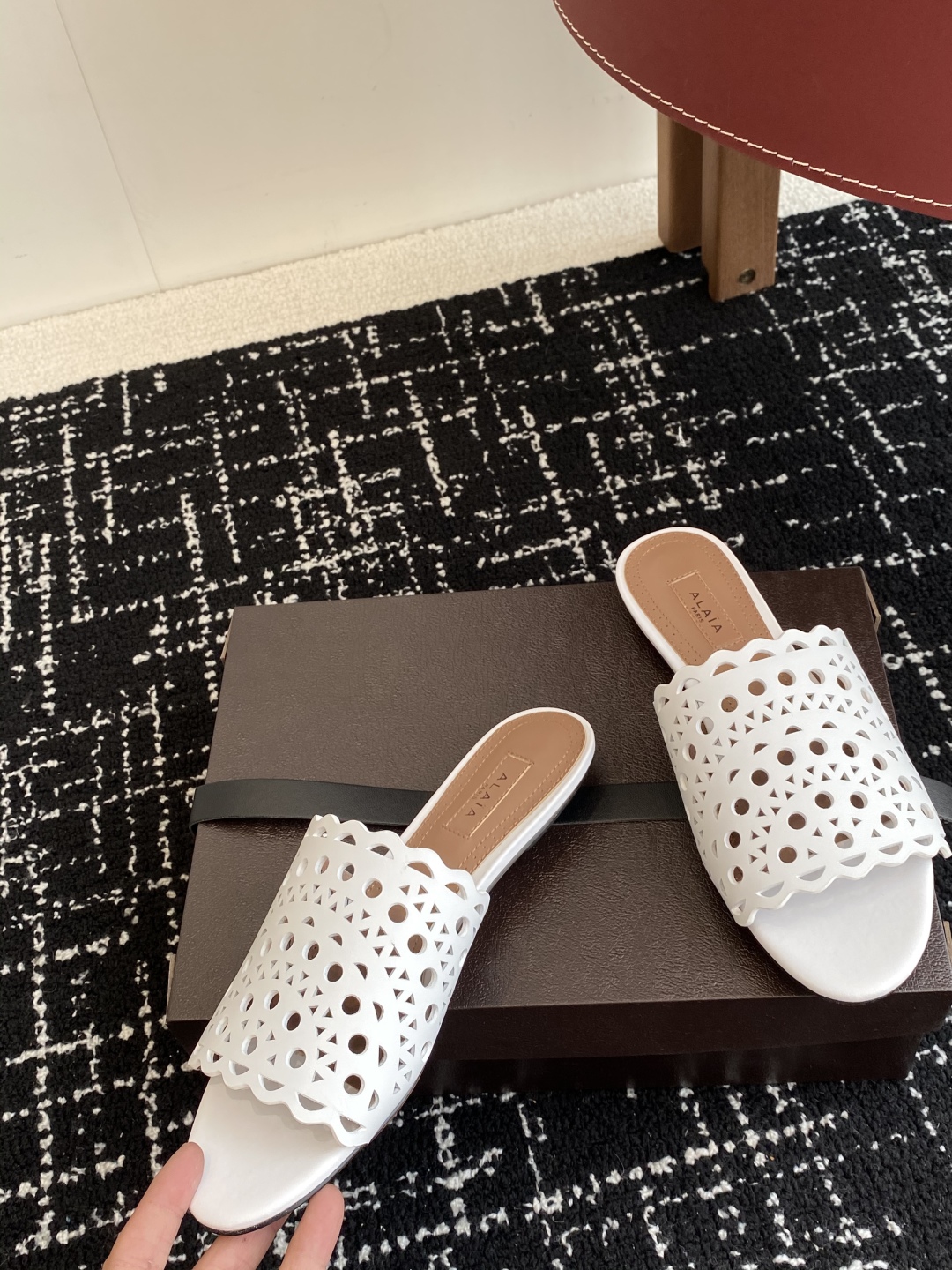 代购级
Alaia 阿莱雅 小众潮牌 25ss春夏新款 冲孔 雕花 平底 拖鞋

这品牌这不用多说，是近