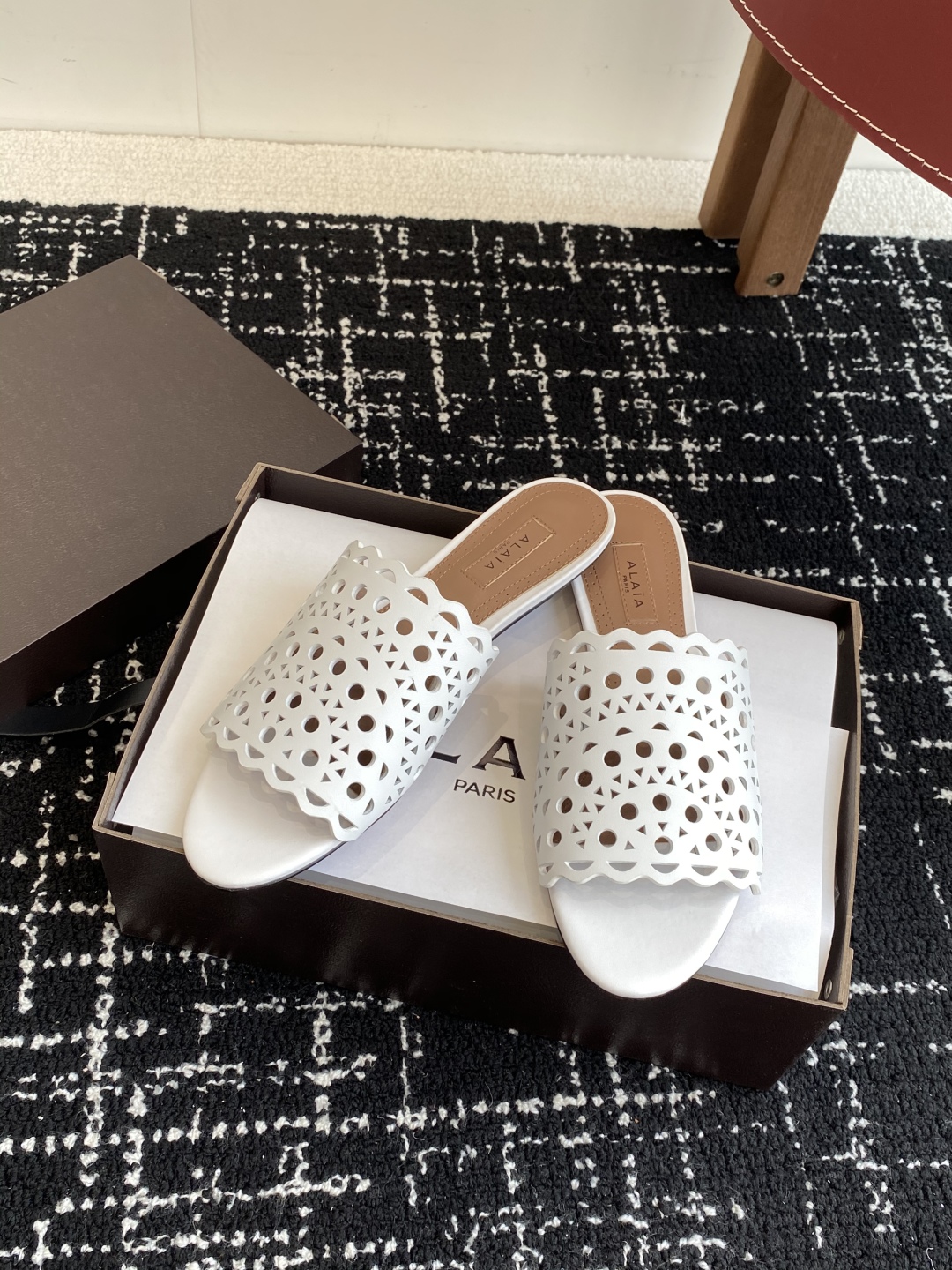 代购级
Alaia 阿莱雅 小众潮牌 25ss春夏新款 冲孔 雕花 平底 拖鞋

这品牌这不用多说，是近