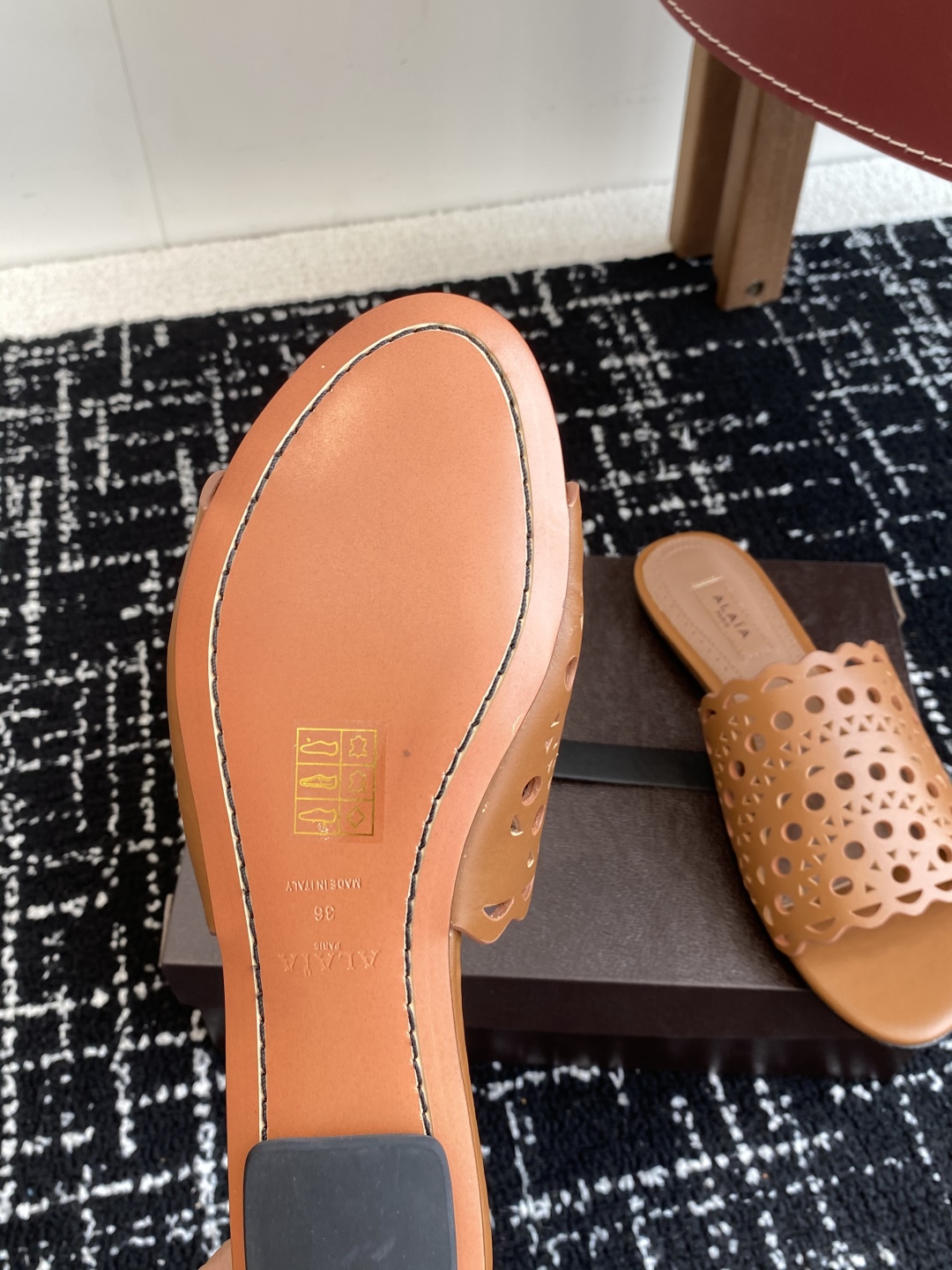 代购级
Alaia 阿莱雅 小众潮牌 25ss春夏新款 冲孔 雕花 平底 拖鞋

这品牌这不用多说，是近