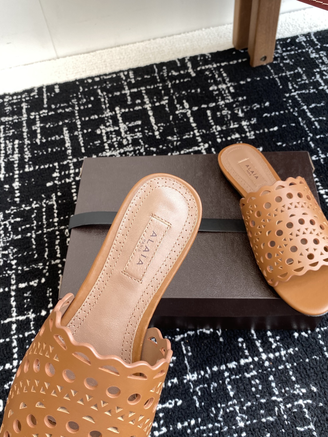 代购级
Alaia 阿莱雅 小众潮牌 25ss春夏新款 冲孔 雕花 平底 拖鞋

这品牌这不用多说，是近