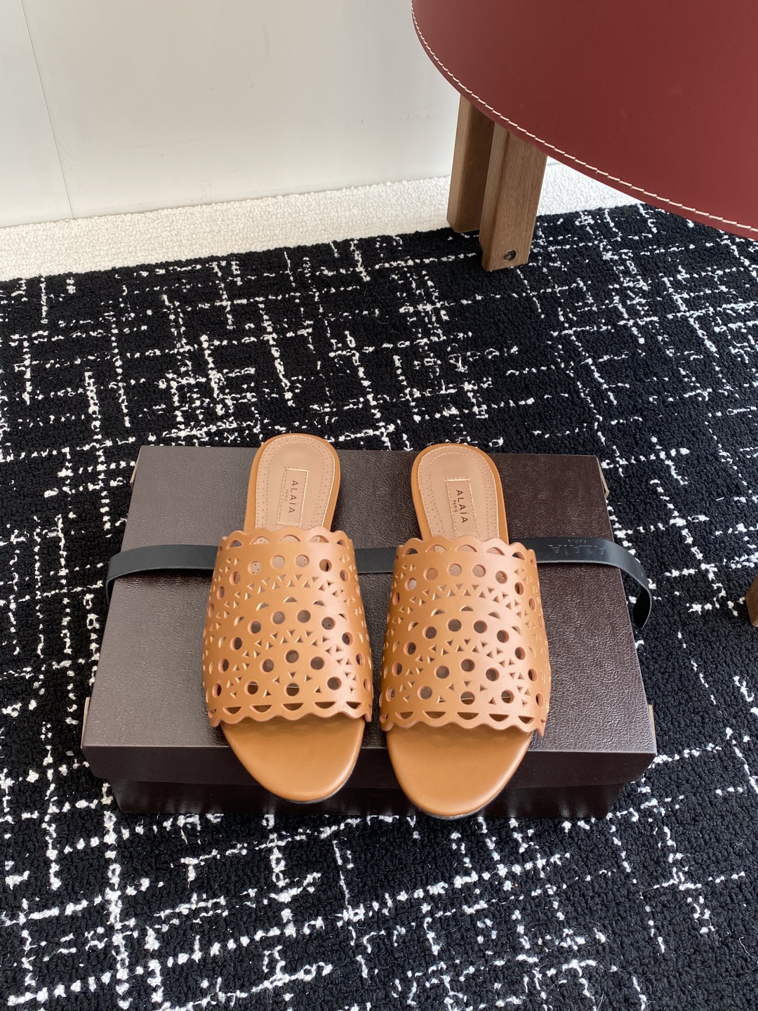 代购级
Alaia 阿莱雅 小众潮牌 25ss春夏新款 冲孔 雕花 平底 拖鞋

这品牌这不用多说，是近