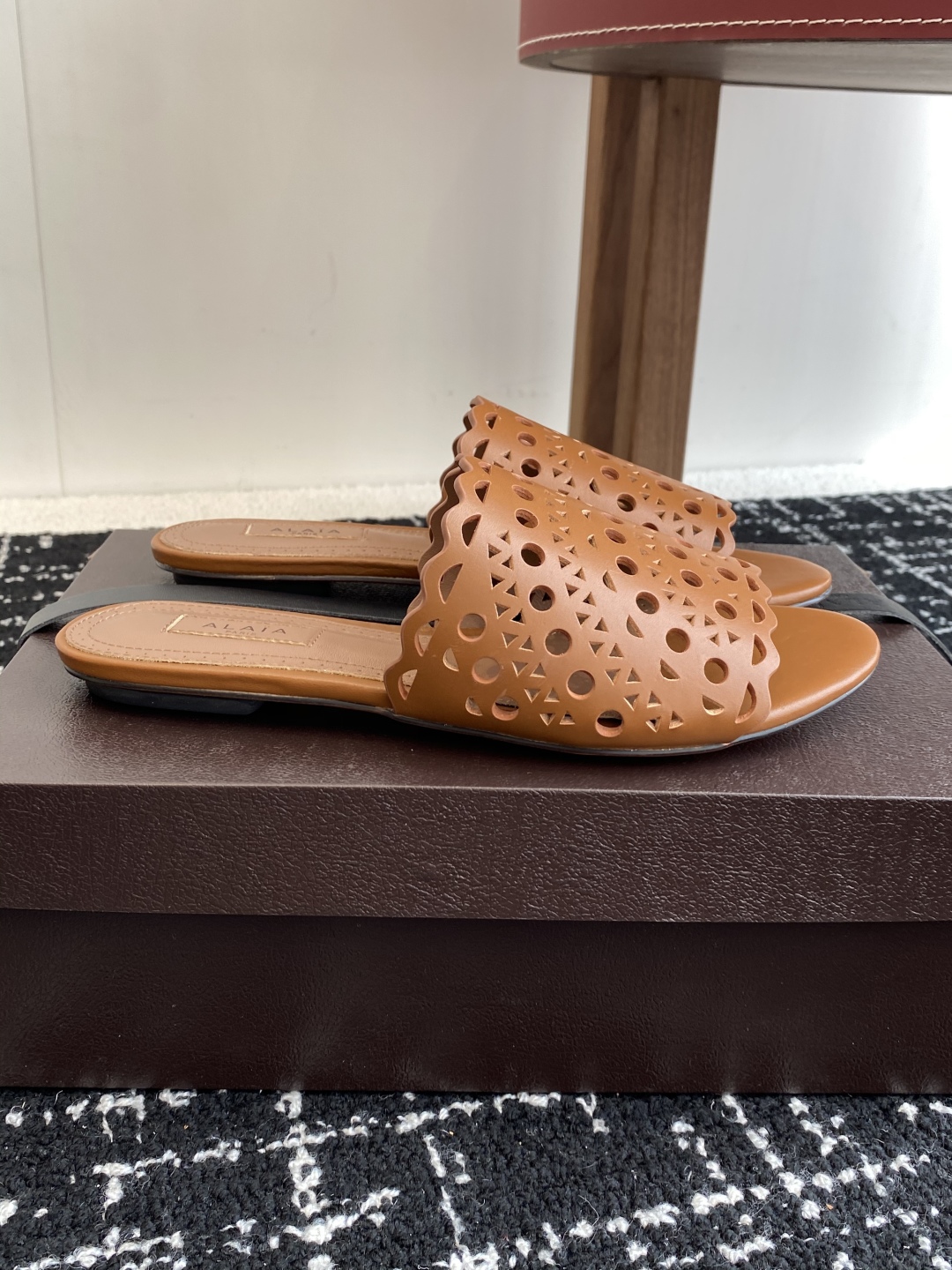 代购级
Alaia 阿莱雅 小众潮牌 25ss春夏新款 冲孔 雕花 平底 拖鞋

这品牌这不用多说，是近