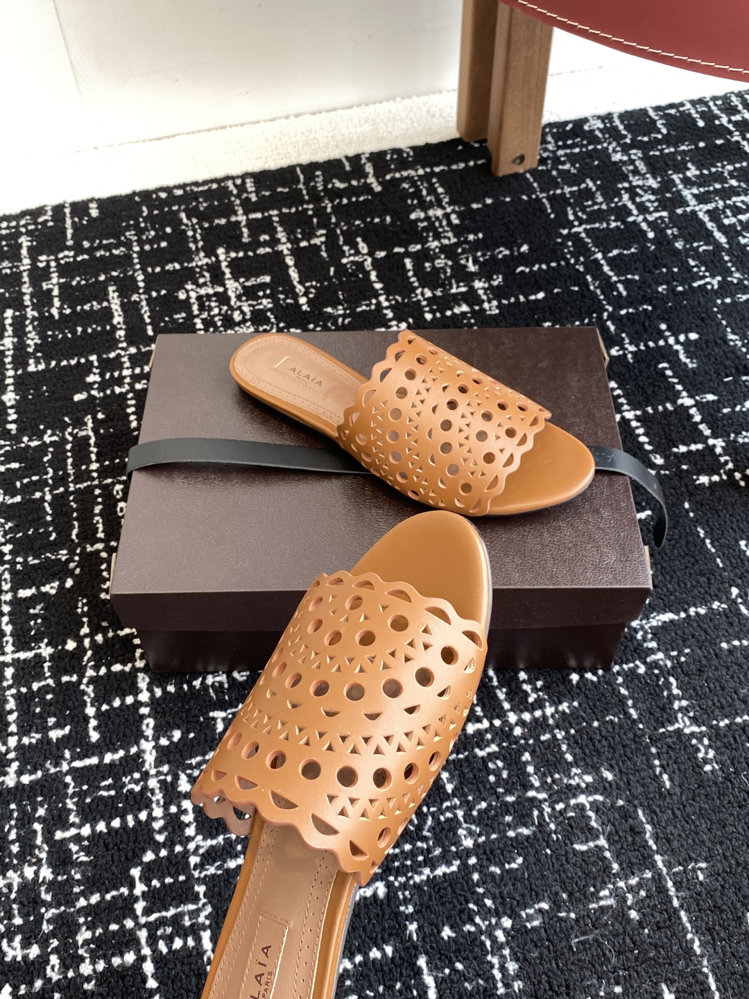 代购级
Alaia 阿莱雅 小众潮牌 25ss春夏新款 冲孔 雕花 平底 拖鞋

这品牌这不用多说，是近