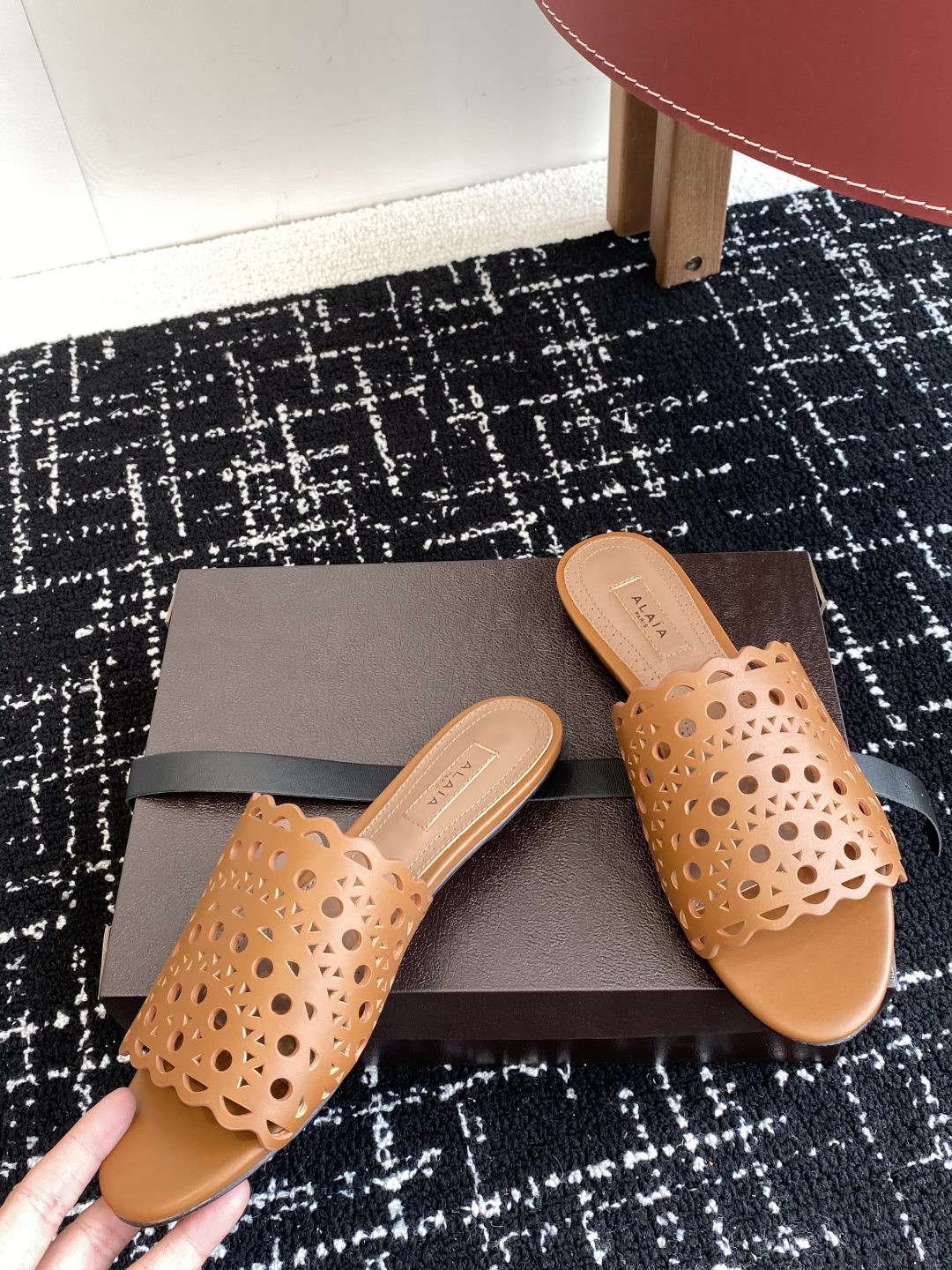 代购级
Alaia 阿莱雅 小众潮牌 25ss春夏新款 冲孔 雕花 平底 拖鞋

这品牌这不用多说，是近