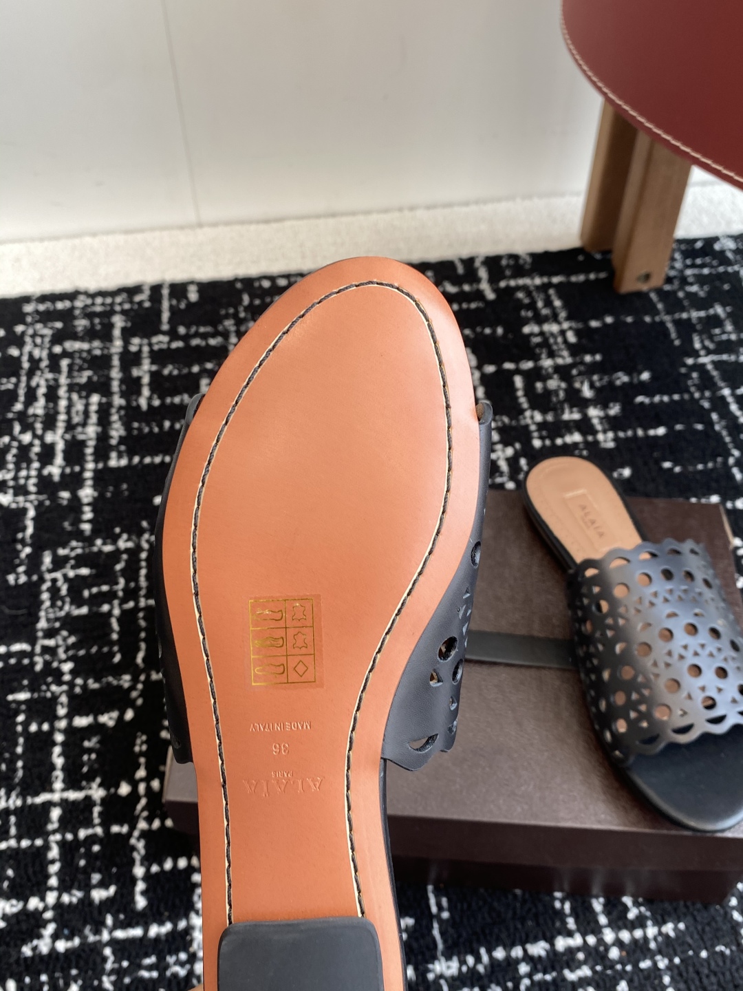 代购级
Alaia 阿莱雅 小众潮牌 25ss春夏新款 冲孔 雕花 平底 拖鞋

这品牌这不用多说，是近
