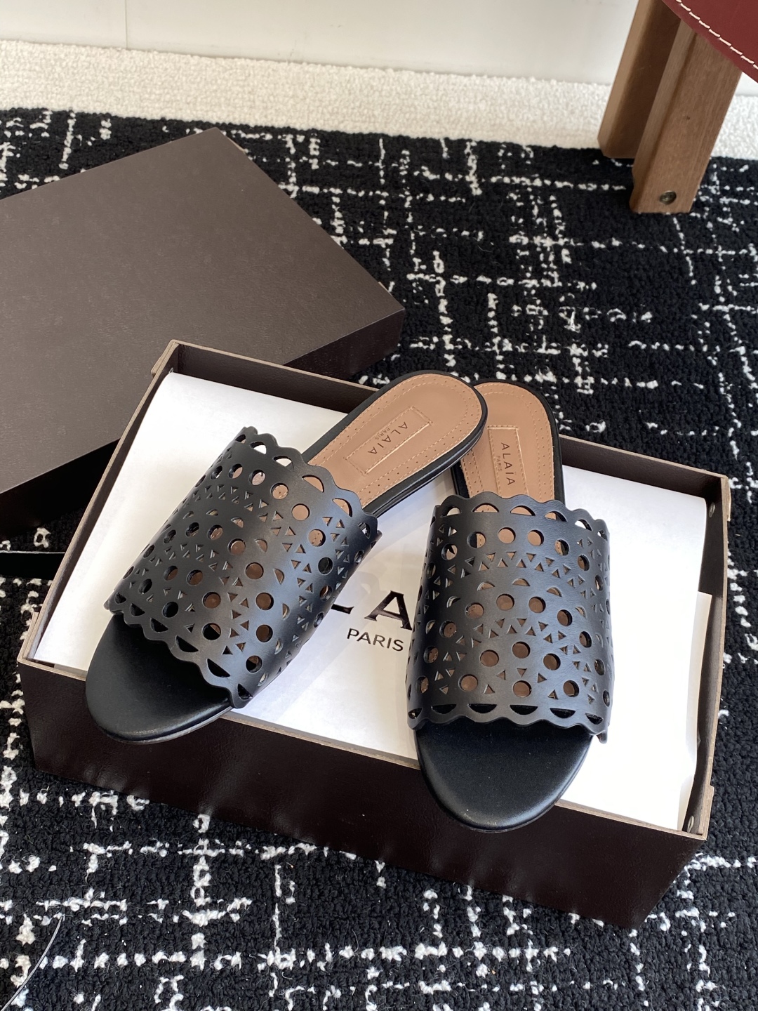 代购级
Alaia 阿莱雅 小众潮牌 25ss春夏新款 冲孔 雕花 平底 拖鞋

这品牌这不用多说，是近