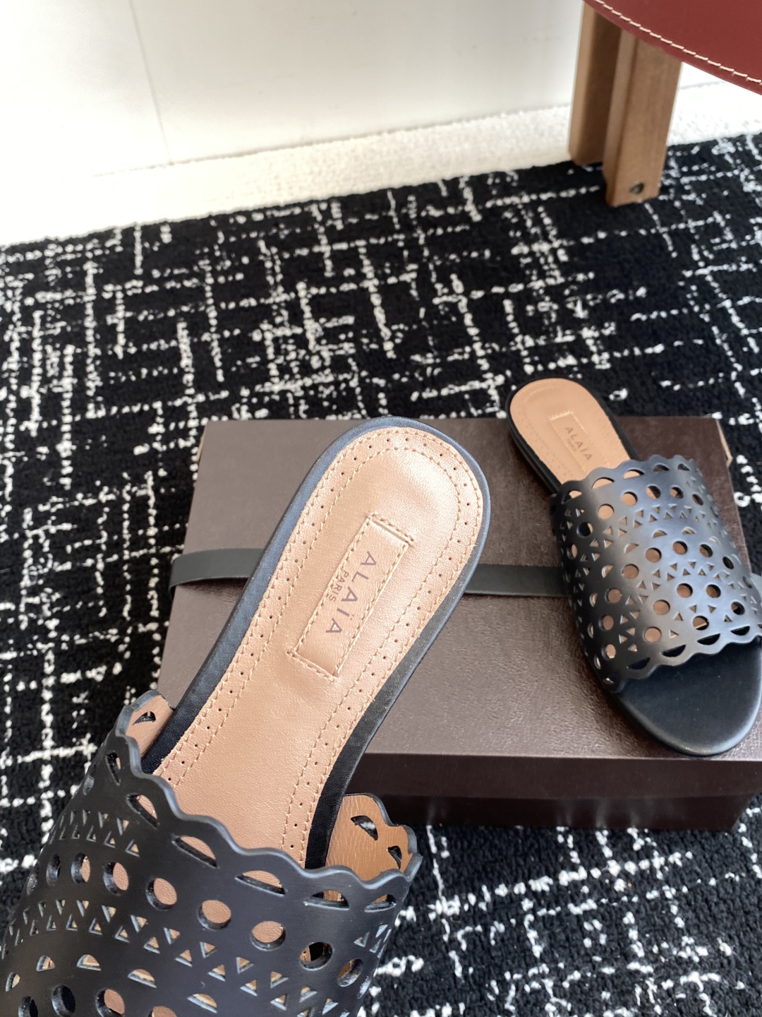 代购级
Alaia 阿莱雅 小众潮牌 25ss春夏新款 冲孔 雕花 平底 拖鞋

这品牌这不用多说，是近
