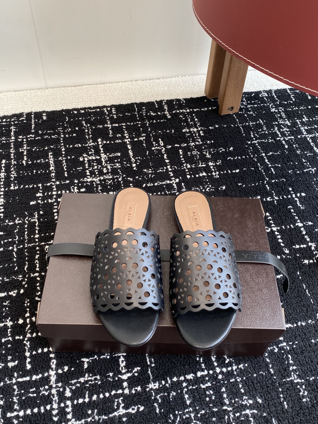 代购级
Alaia 阿莱雅 小众潮牌 25ss春夏新款 冲孔 雕花 平底 拖鞋

这品牌这不用多说，是近
