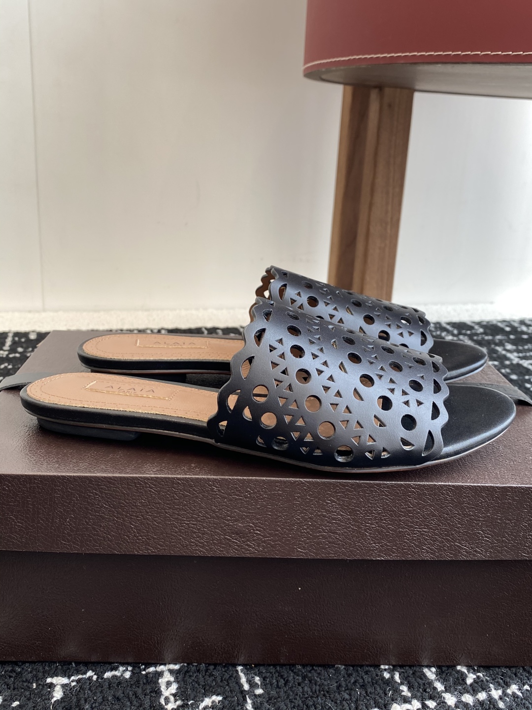 代购级
Alaia 阿莱雅 小众潮牌 25ss春夏新款 冲孔 雕花 平底 拖鞋

这品牌这不用多说，是近