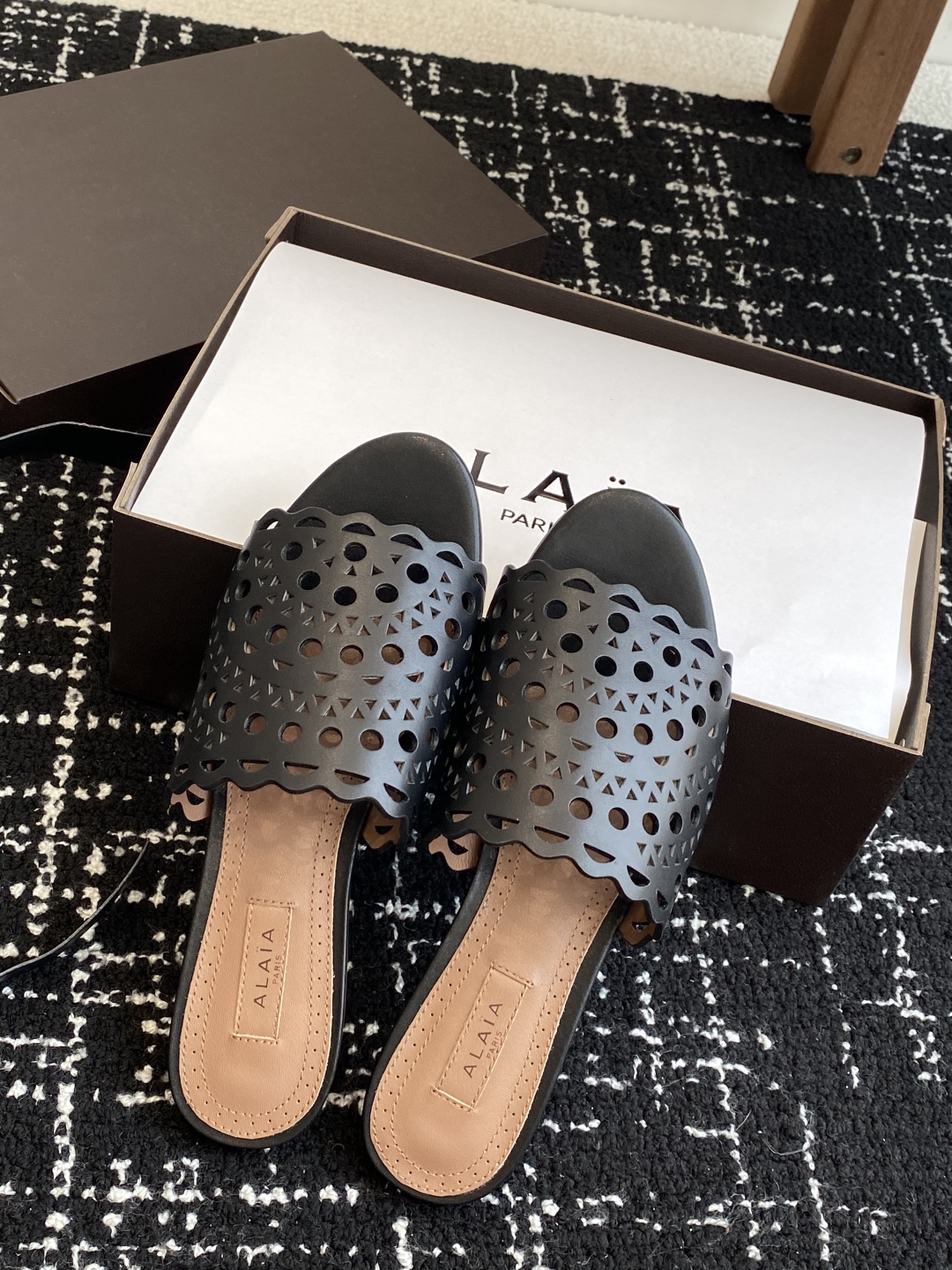 代购级
Alaia 阿莱雅 小众潮牌 25ss春夏新款 冲孔 雕花 平底 拖鞋

这品牌这不用多说，是近