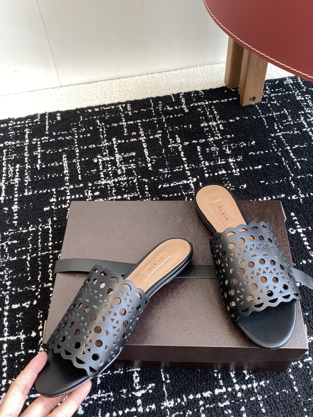 代购级
Alaia 阿莱雅 小众潮牌 25ss春夏新款 冲孔 雕花 平底 拖鞋

这品牌这不用多说，是近