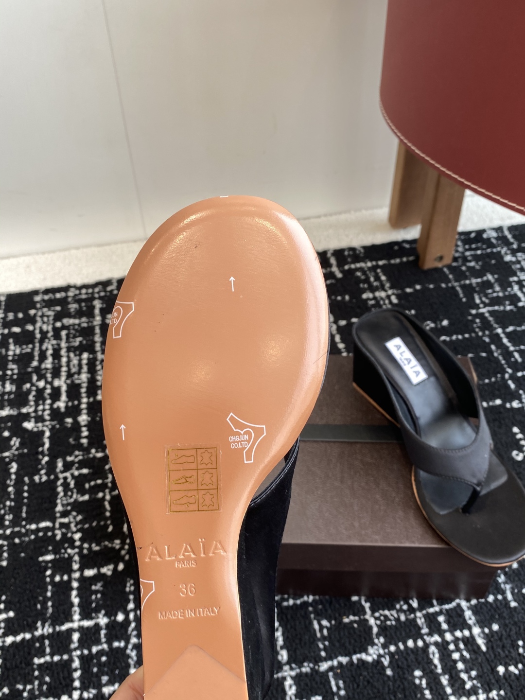 代购级
alaia 25ss 春夏新款 坡跟夹脚拖鞋 系列

立方体缎面穆勒鞋，立方鞋跟设计，细腻缎光暗