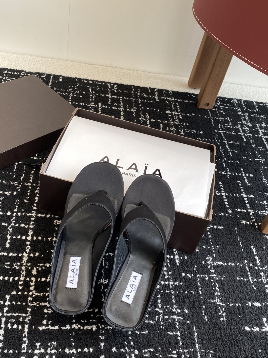代购级
alaia 25ss 春夏新款 坡跟夹脚拖鞋 系列

立方体缎面穆勒鞋，立方鞋跟设计，细腻缎光暗