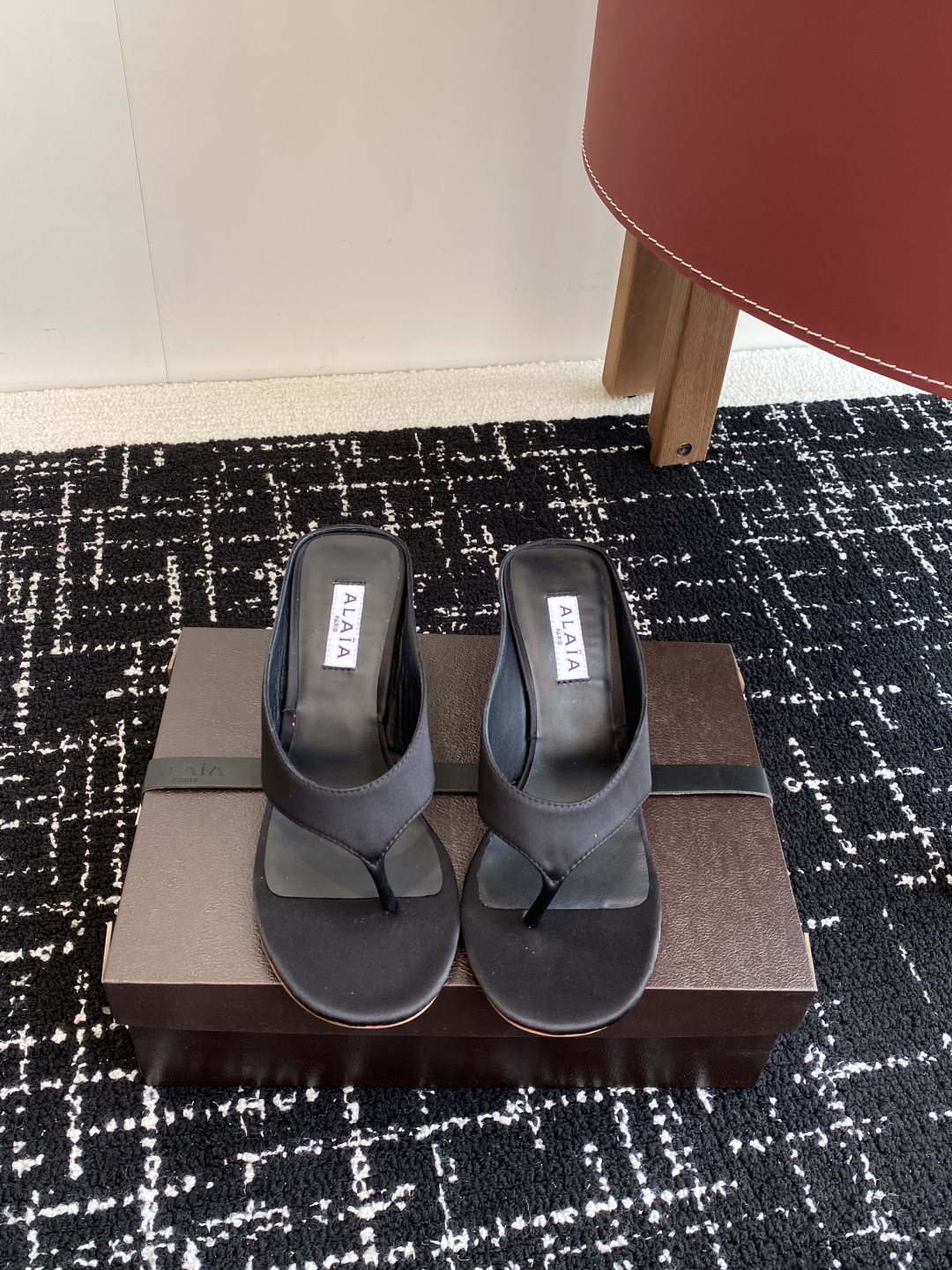 代购级
alaia 25ss 春夏新款 坡跟夹脚拖鞋 系列

立方体缎面穆勒鞋，立方鞋跟设计，细腻缎光暗