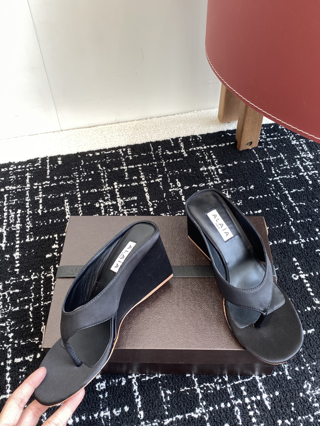 代购级
alaia 25ss 春夏新款 坡跟夹脚拖鞋 系列

立方体缎面穆勒鞋，立方鞋跟设计，细腻缎光暗