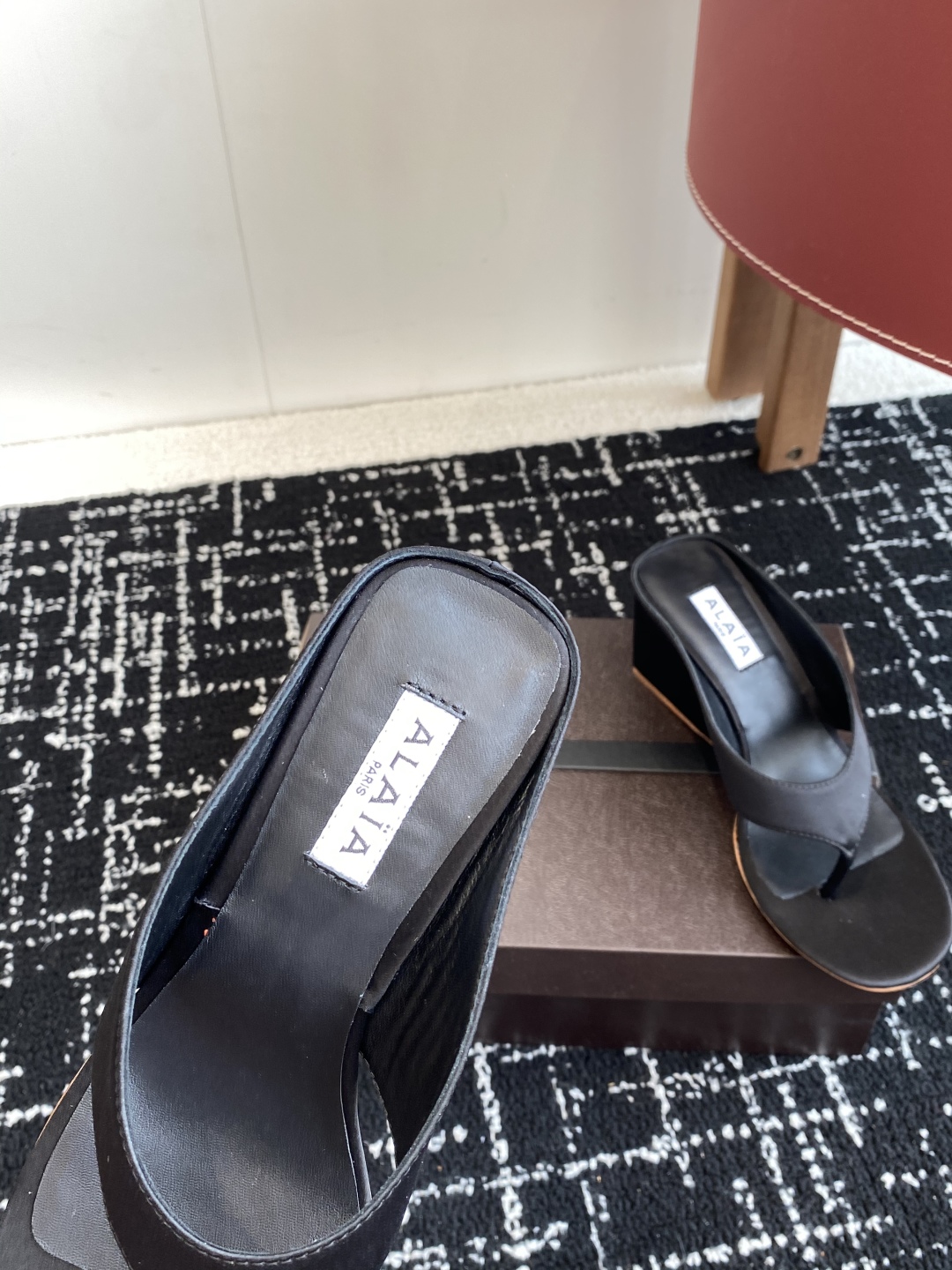 代购级
alaia 25ss 春夏新款 坡跟夹脚拖鞋 系列

立方体缎面穆勒鞋，立方鞋跟设计，细腻缎光暗