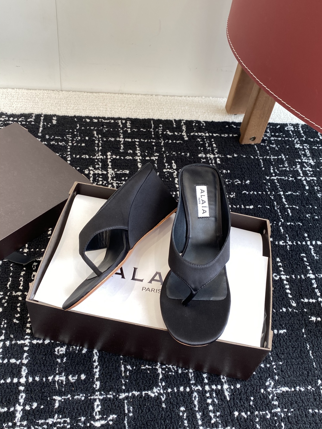 代购级
alaia 25ss 春夏新款 坡跟夹脚拖鞋 系列

立方体缎面穆勒鞋，立方鞋跟设计，细腻缎光暗