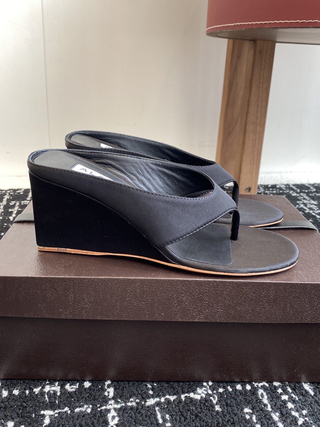 代购级
alaia 25ss 春夏新款 坡跟夹脚拖鞋 系列

立方体缎面穆勒鞋，立方鞋跟设计，细腻缎光暗