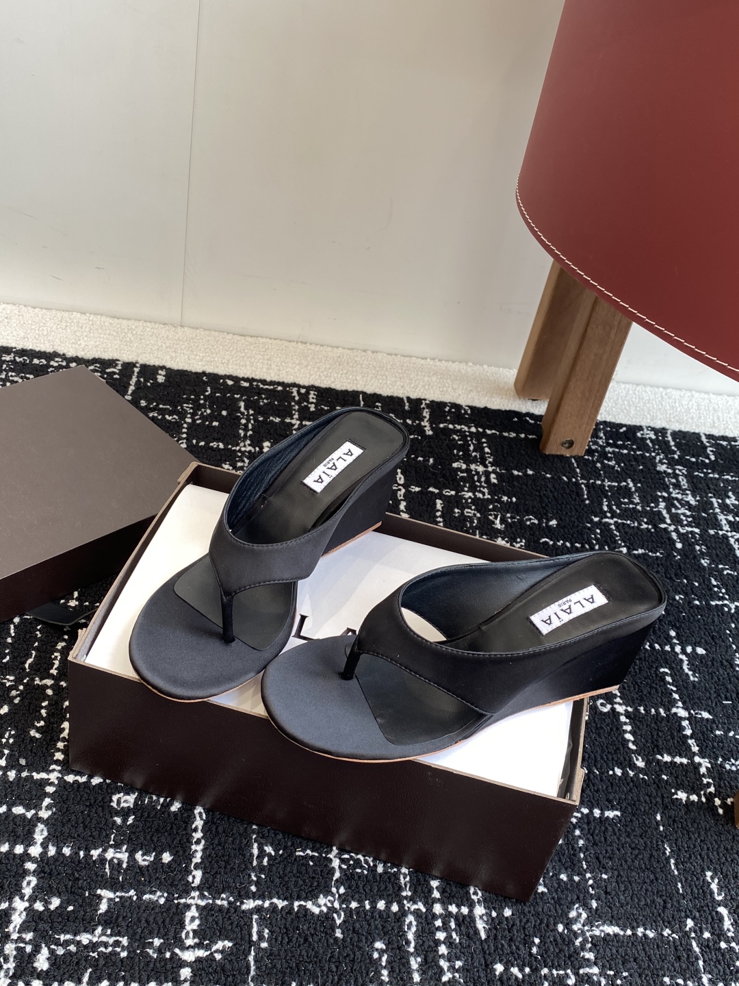 代购级
alaia 25ss 春夏新款 坡跟夹脚拖鞋 系列

立方体缎面穆勒鞋，立方鞋跟设计，细腻缎光暗