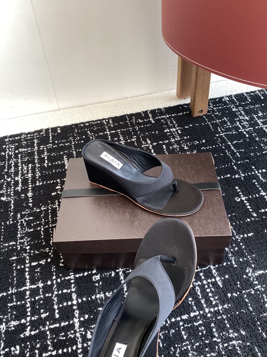 代购级
alaia 25ss 春夏新款 坡跟夹脚拖鞋 系列

立方体缎面穆勒鞋，立方鞋跟设计，细腻缎光暗
