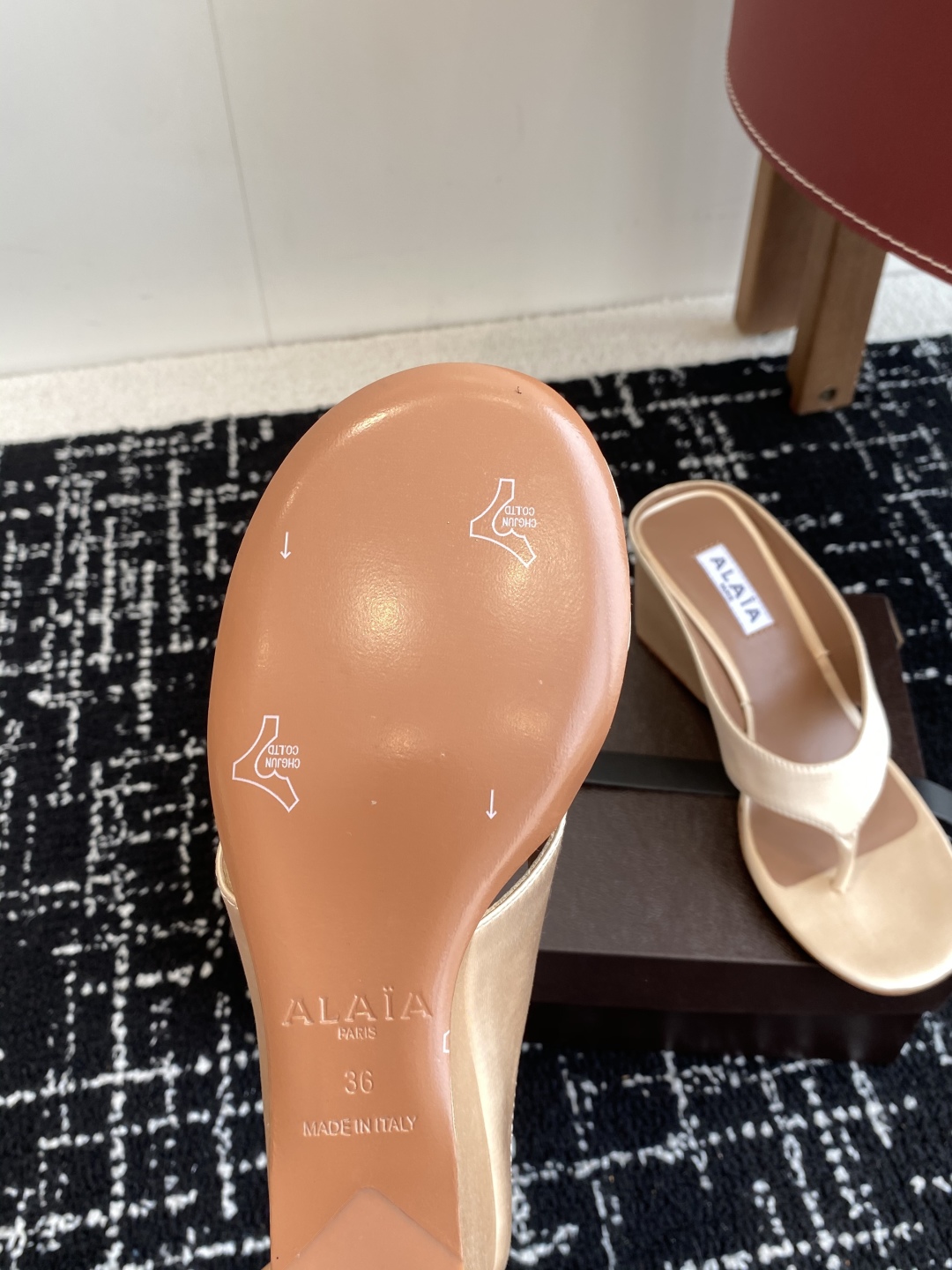 代购级
alaia 25ss 春夏新款 坡跟夹脚拖鞋 系列

立方体缎面穆勒鞋，立方鞋跟设计，细腻缎光暗