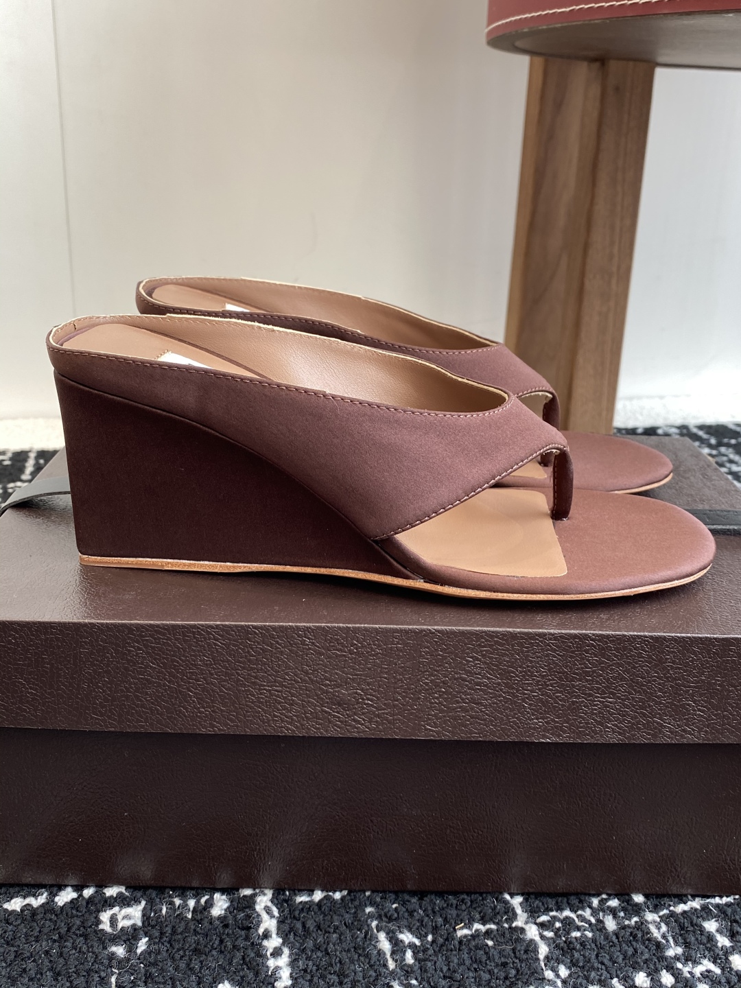 代购级
alaia 25ss 春夏新款 坡跟夹脚拖鞋 系列

立方体缎面穆勒鞋，立方鞋跟设计，细腻缎光暗