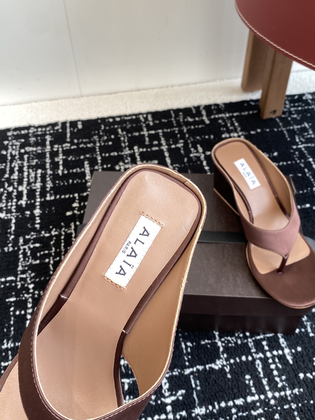 代购级
alaia 25ss 春夏新款 坡跟夹脚拖鞋 系列

立方体缎面穆勒鞋，立方鞋跟设计，细腻缎光暗