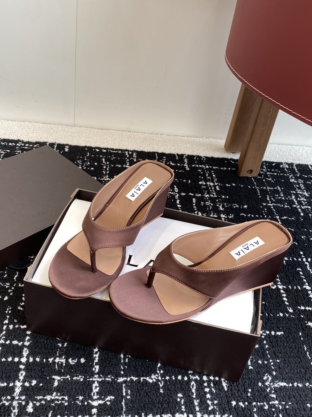 代购级
alaia 25ss 春夏新款 坡跟夹脚拖鞋 系列

立方体缎面穆勒鞋，立方鞋跟设计，细腻缎光暗