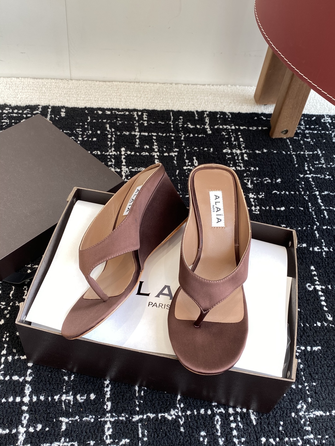 代购级
alaia 25ss 春夏新款 坡跟夹脚拖鞋 系列

立方体缎面穆勒鞋，立方鞋跟设计，细腻缎光暗