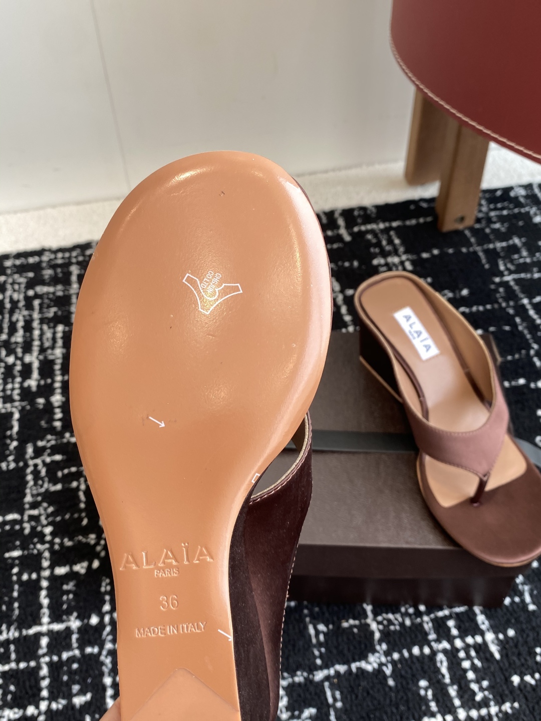 代购级
alaia 25ss 春夏新款 坡跟夹脚拖鞋 系列

立方体缎面穆勒鞋，立方鞋跟设计，细腻缎光暗