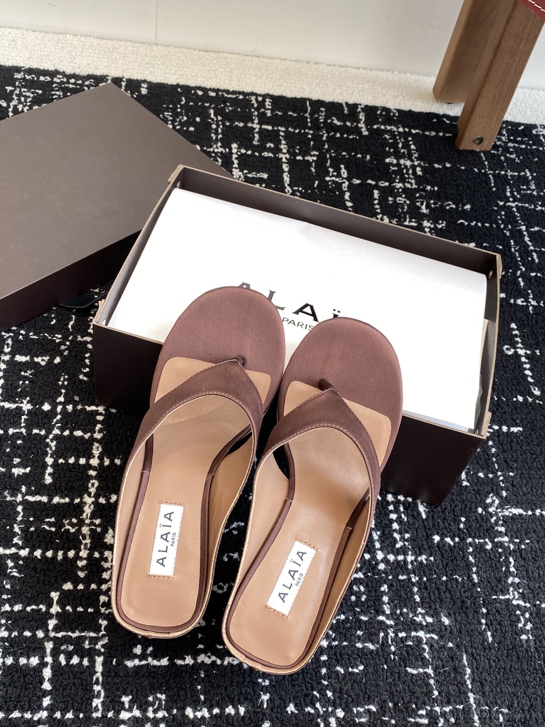 代购级
alaia 25ss 春夏新款 坡跟夹脚拖鞋 系列

立方体缎面穆勒鞋，立方鞋跟设计，细腻缎光暗