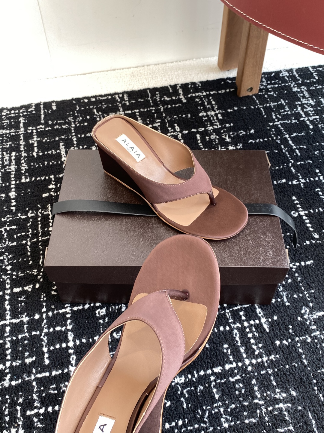 代购级
alaia 25ss 春夏新款 坡跟夹脚拖鞋 系列

立方体缎面穆勒鞋，立方鞋跟设计，细腻缎光暗