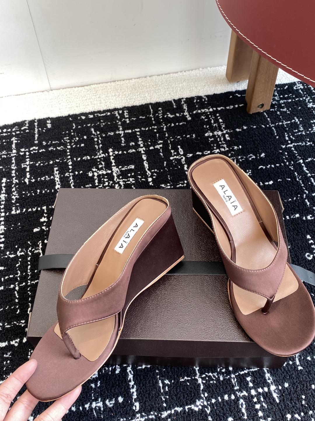 代购级
alaia 25ss 春夏新款 坡跟夹脚拖鞋 系列

立方体缎面穆勒鞋，立方鞋跟设计，细腻缎光暗