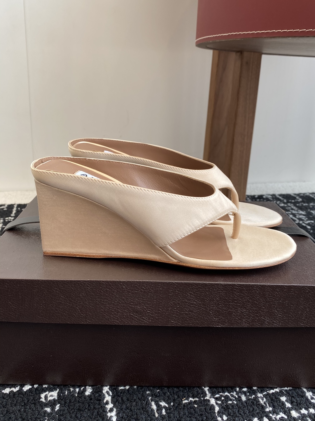 代购级
alaia 25ss 春夏新款 坡跟夹脚拖鞋 系列

立方体缎面穆勒鞋，立方鞋跟设计，细腻缎光暗