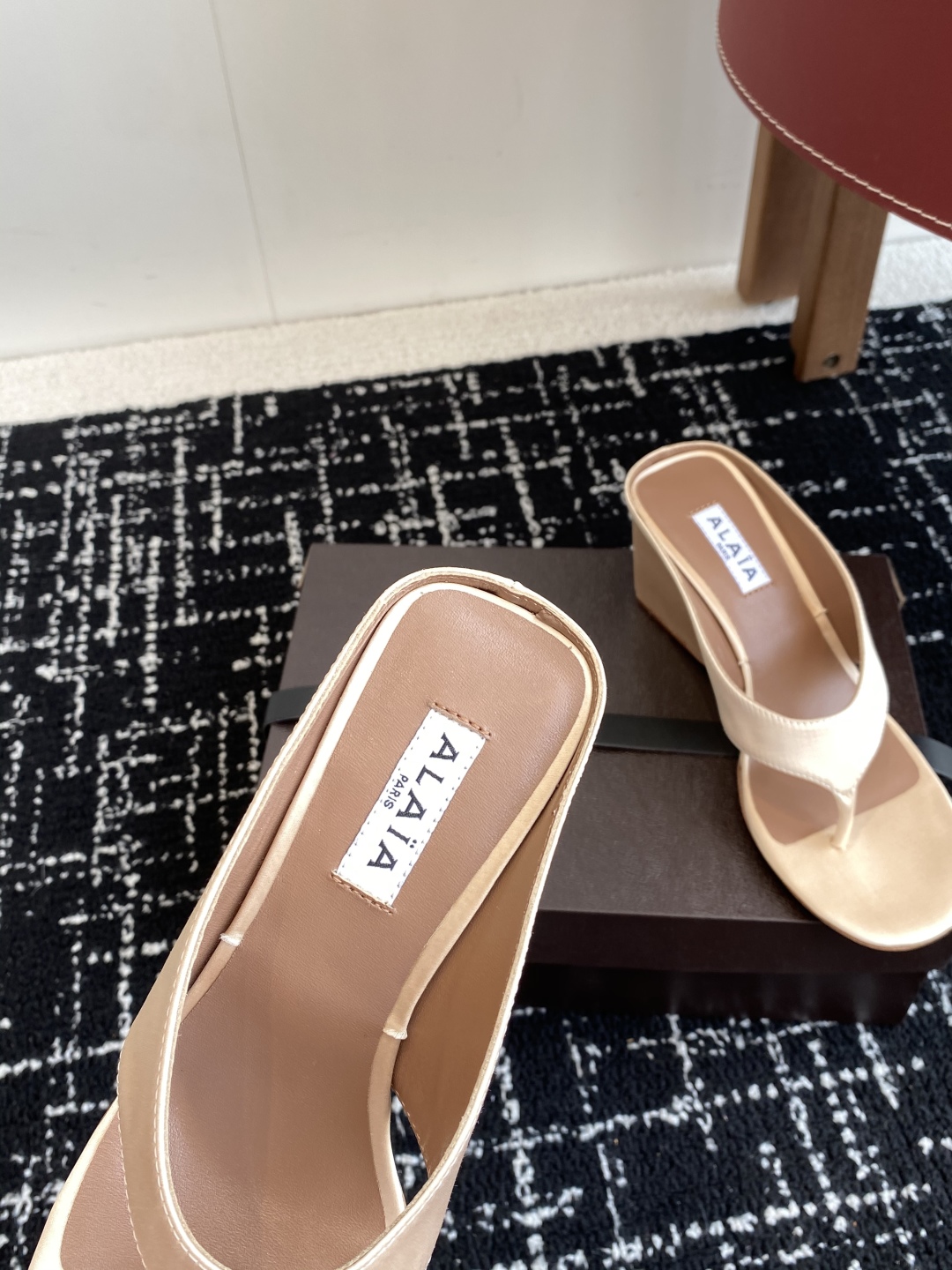 代购级
alaia 25ss 春夏新款 坡跟夹脚拖鞋 系列

立方体缎面穆勒鞋，立方鞋跟设计，细腻缎光暗