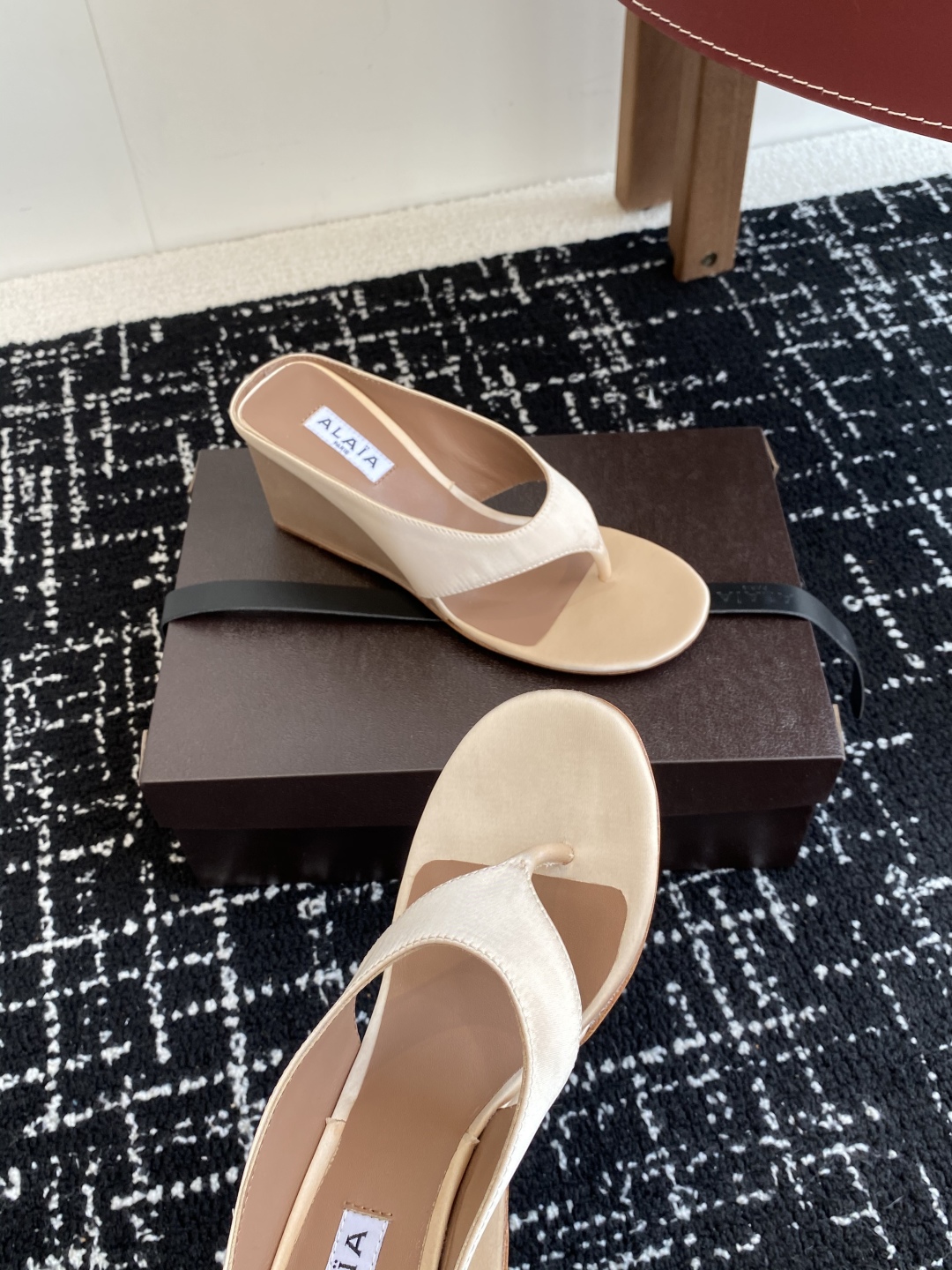 代购级
alaia 25ss 春夏新款 坡跟夹脚拖鞋 系列

立方体缎面穆勒鞋，立方鞋跟设计，细腻缎光暗